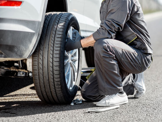 Emergency tyre fitting on roadside